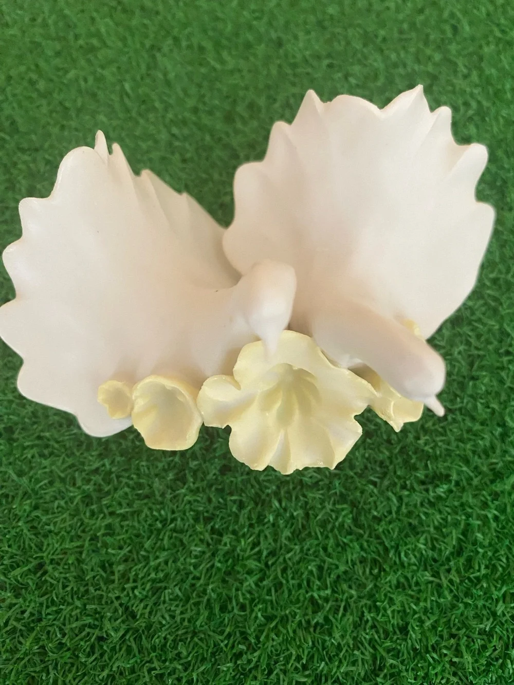 Vintage CP Chessell Pottery Isle of Wight 2 White Doves Pale Yellow Flowers